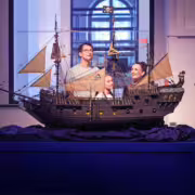 Familie in der Sonderausstellung "Piraten" im Verkehrsmuseum Dresden
